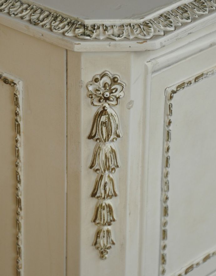 アンティークのチェスト　アンティーク家具　ドレッシーなアンティークのフレンチ家具、5杯引き出しのチェスト。角にも装飾がたっぷり！天板の縁にも可愛い飾りがあります。(z-014-f)