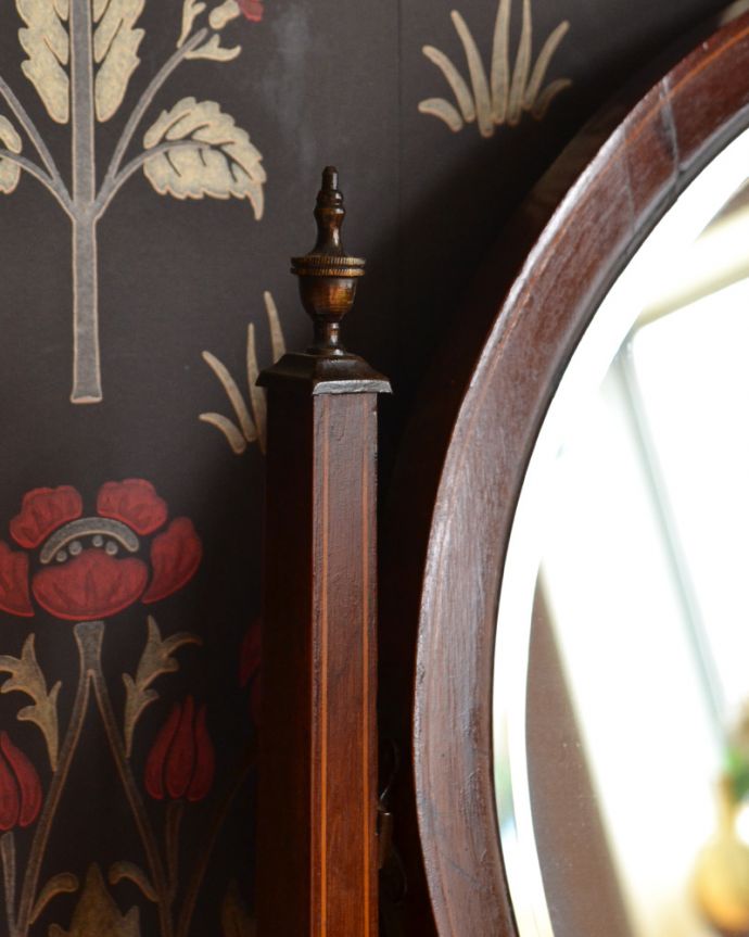 アンティークのドレッサー　アンティーク家具　英国輸入のアンティーク家具、ドレッシングチェスト（鏡台）。アンティークの風合いがたっぷりの飾りにウットリ。(z-020-f)