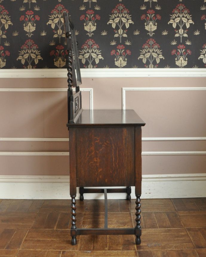 アンティークのドレッサー　アンティーク家具　英国のオシャレなアンティーク家具、実用的なドレッシングチェスト（鏡台）。横から見るのが、また美しいんです。(z-021-f)