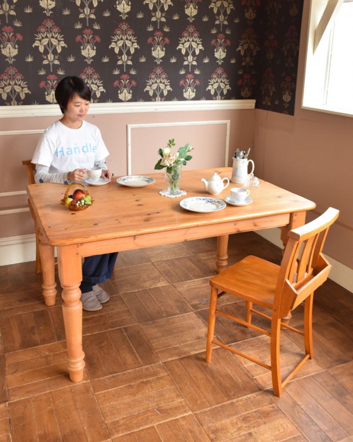ロイドテーブル　アンティーク家具　ナチュラルなカントリースタイルのお部屋に似合うアンティークダイニングテーブル。お茶の時間、パソコンや書き物、アイロンなどの作業台として。(z-025-f)