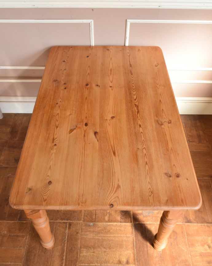 ロイドテーブル　アンティーク家具　ナチュラルなカントリースタイルのお部屋に似合うアンティークダイニングテーブル。パインの木目が可愛いアンティークテーブル。(z-025-f)