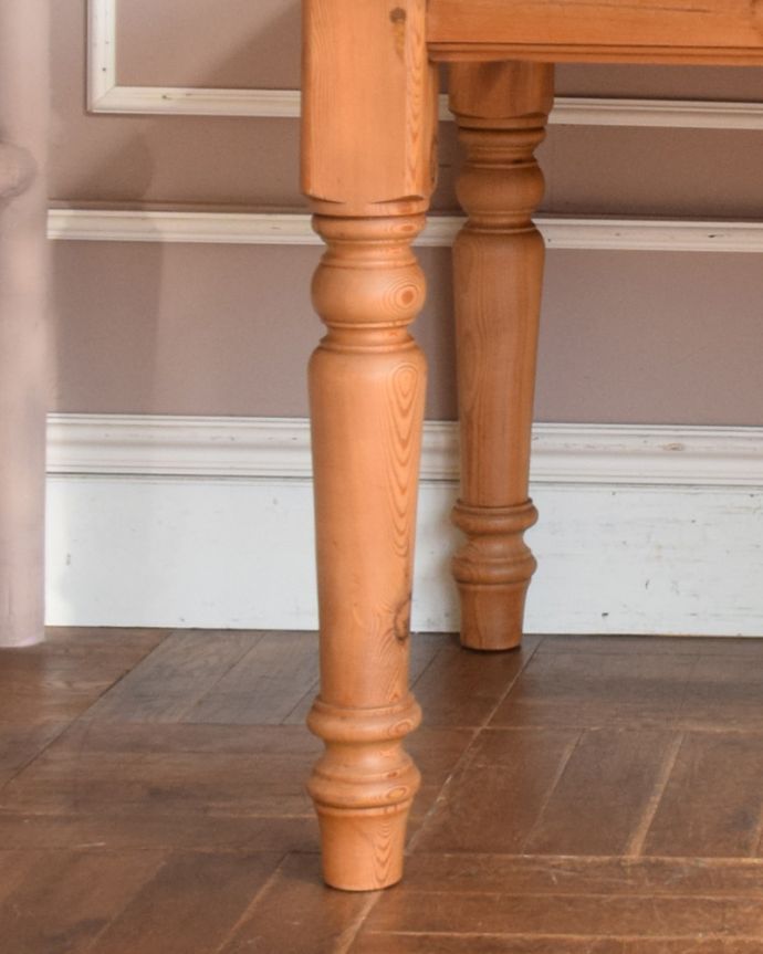 ロイドテーブル　アンティーク家具　ナチュラルなカントリースタイルのお部屋に似合うアンティークダイニングテーブル。玉ねぎ形の脚が可愛いです。(z-025-f)