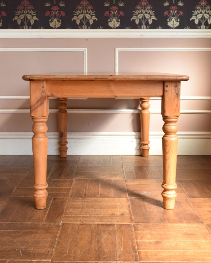 ロイドテーブル　アンティーク家具　ナチュラルなカントリースタイルのお部屋に似合うアンティークダイニングテーブル。幕板があるので可愛らしくナチュラルな印象。(z-025-f)