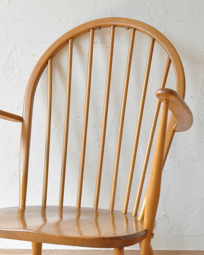 アーコールの家具　アンティーク チェア　珍しい北欧ヴィンテージ椅子、アーコールのラウンジチェア。大きな背もたれにゆったり･･･しっかりと支えてくれる大きな背もたれが魅力。(z-029-c)