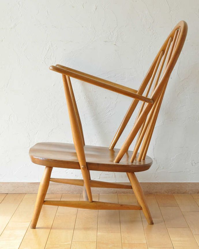 アーコールの家具　アンティーク チェア　珍しい北欧ヴィンテージ椅子、アーコールのラウンジチェア。横から見てもカッコいい！バツグンの掛け心地が自慢のアーコール。(z-029-c)
