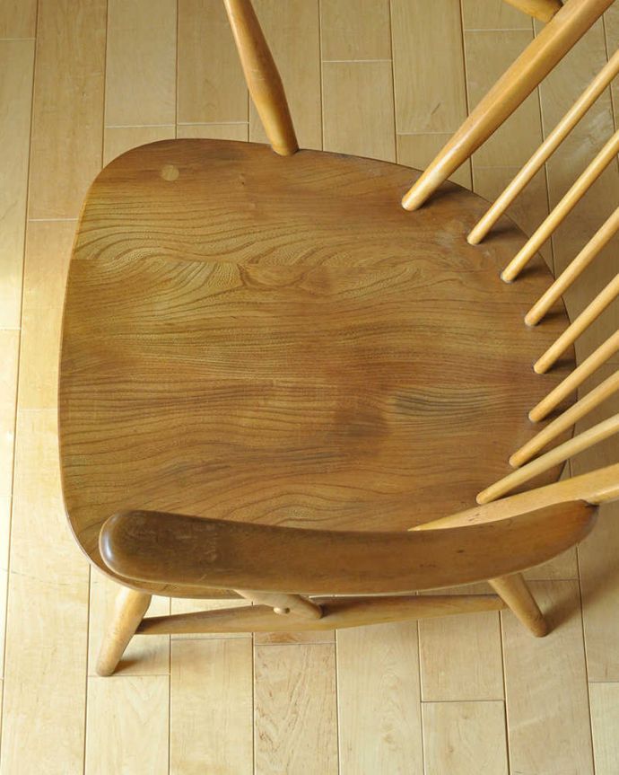 アーコールの家具　アンティーク チェア　珍しい北欧ヴィンテージ椅子、アーコールのラウンジチェア。座面に隠されたヒミツお尻と太もも部分に座りやすいように入っている座繰りという彫。(z-029-c)