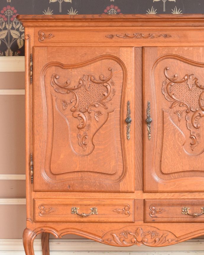 アンティークのキャビネット　アンティーク家具　豪華な彫りが入ったキャビネット、南フランスのアンティーク家具。繊細で高級感たっぷりの扉の彫り。(z-030-f)