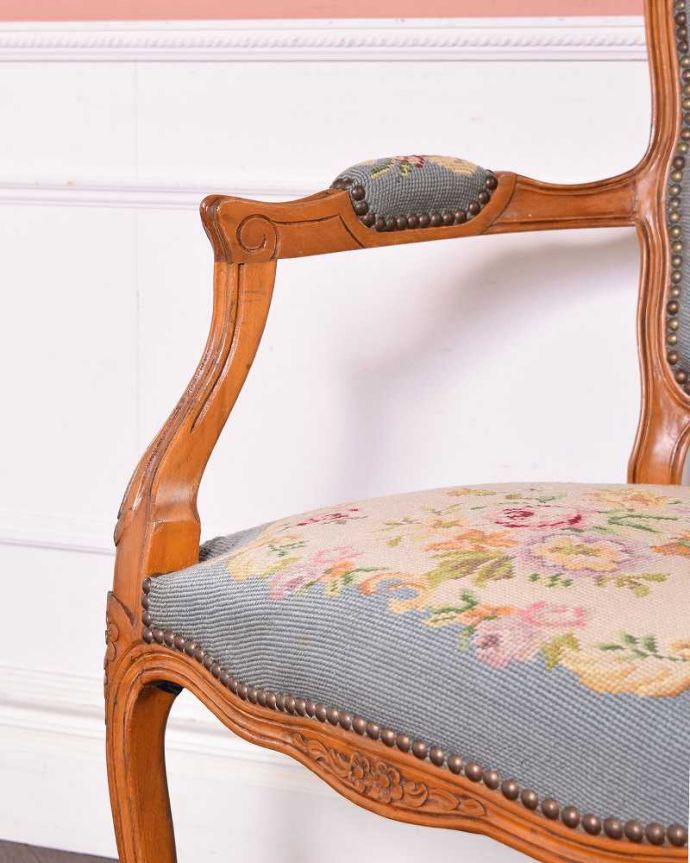 サロンチェア　アンティーク チェア　刺繍が美しいプチポワンアームチェア、南仏デザインのアンティークイス。肘置きにもプチポワン座った時に便利なアームの部分にもプチポワンの刺繍が。(z-032-c)
