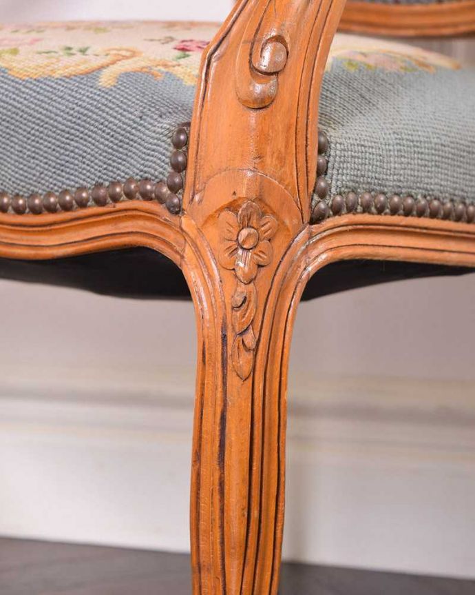 サロンチェア　アンティーク チェア　刺繍が美しいプチポワンアームチェア、南仏デザインのアンティークイス。脚にも美しい彫があります。(z-032-c)