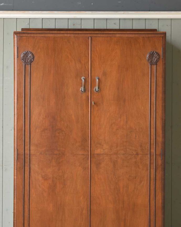 ワードローブ　アンティーク家具　英国輸入のアンティーク家具、木目も美しいオーク材のワードローブ。美しい木製の扉。(z-032-f)