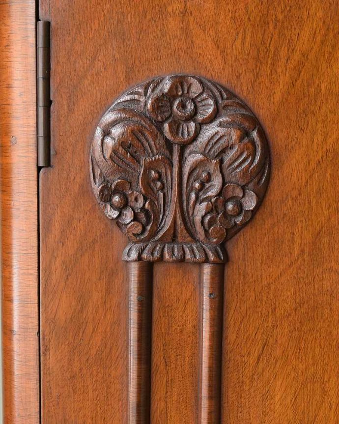 ワードローブ　アンティーク家具　英国輸入のアンティーク家具、木目も美しいオーク材のワードローブ。立体的な彫が扉を彩ります。(z-032-f)