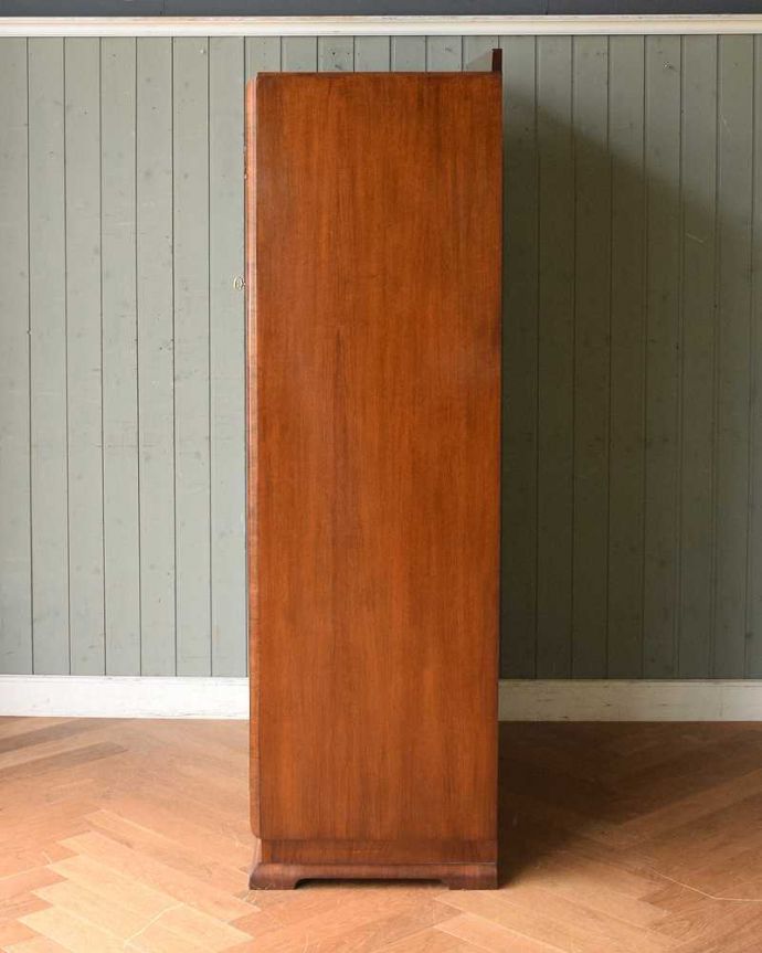 ワードローブ　アンティーク家具　英国輸入のアンティーク家具、木目も美しいオーク材のワードローブ。横から見てもステキです。(z-032-f)