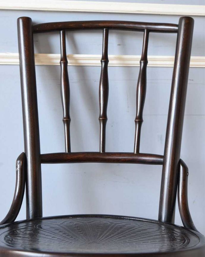 ダイニングチェア　アンティーク チェア　伝統的なアンティークの英国椅子、バンブー背もたれがお洒落なベントウッドチェア。美しいだけじゃなくて強い！背もたれは木を切り出しているのではなく、1本の木材を蒸気で蒸して曲げているので、繊維が断ち切られず粘りがあって丈夫なんです。(z-035-c)