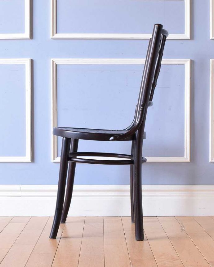 ダイニングチェア　アンティーク チェア　伝統的なアンティークの英国椅子、バンブー背もたれがお洒落なベントウッドチェア。横顔も英国らしいカッコよさ英国のパブの雰囲気たっぷりのベントウッドチェアは、横から見てもカッコイイんです。(z-035-c)