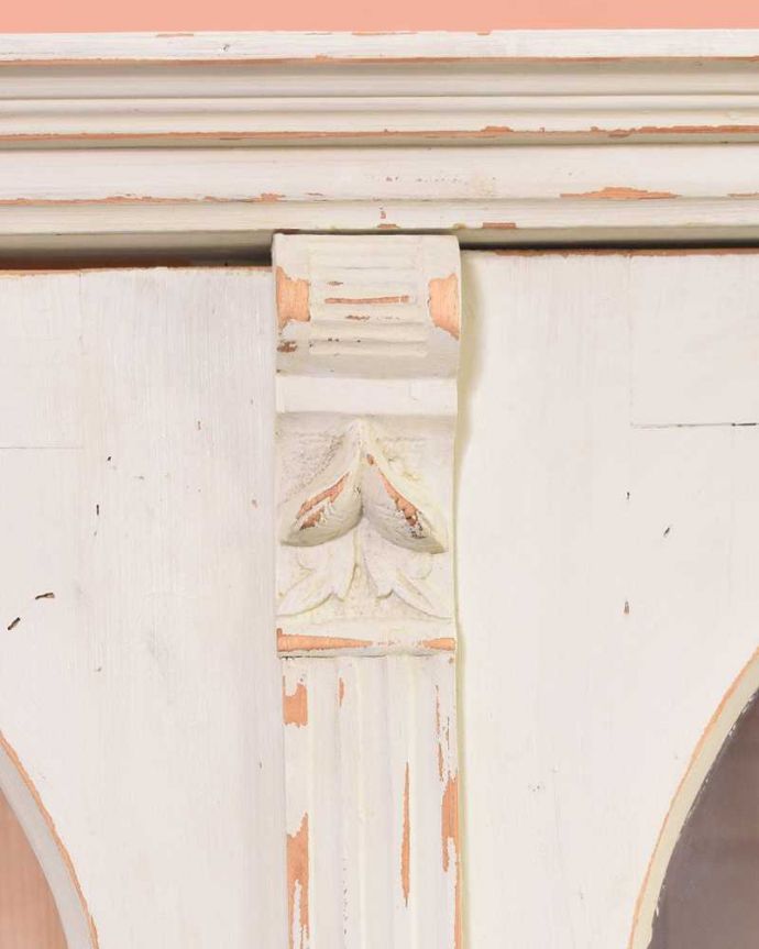 アンティークのキャビネット　アンティーク家具　フランス輸入のアンティーク家具、アーチ型のガラス扉が可愛いペイントキャビネット（白）。フランスらしい美しい彫にうっとり。(z-035-f)