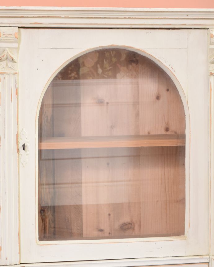 アンティークのキャビネット　アンティーク家具　フランス輸入のアンティーク家具、アーチ型のガラス扉が可愛いペイントキャビネット（白）。窓の形もアーチ型で可愛い〜。(z-035-f)