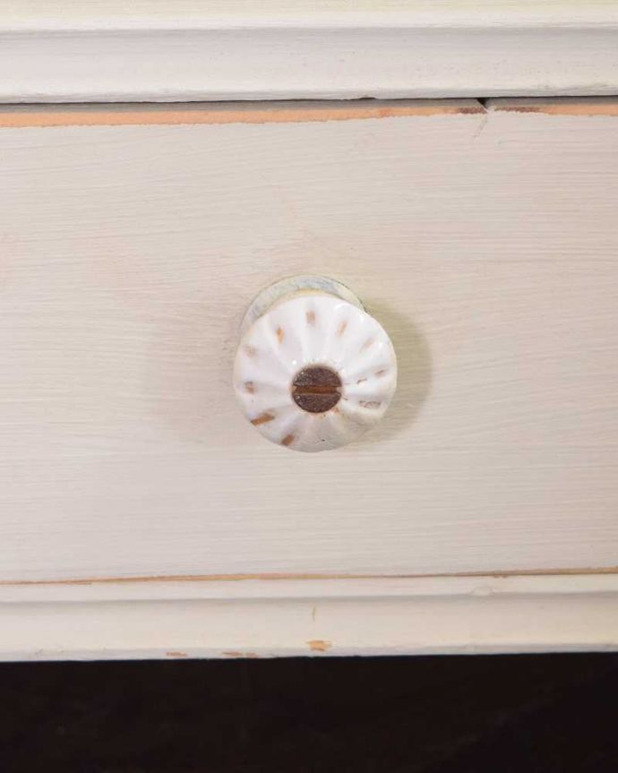 アンティークのキャビネット　アンティーク家具　フランス輸入のアンティーク家具、アーチ型のガラス扉が可愛いペイントキャビネット（白）。白いお花の様な可愛い取っ手です。(z-035-f)