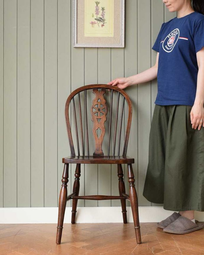 キッチンチェア　アンティーク チェア　ホイールモチーフの背もたれがかっこいい、イギリスのアンティークキッチンチェア。懐かしさを感じさせてくれる椅子なぜか昔から知っているような何とも言えない懐かしい気持ちになるホイールバックチェア。(z-037-c)