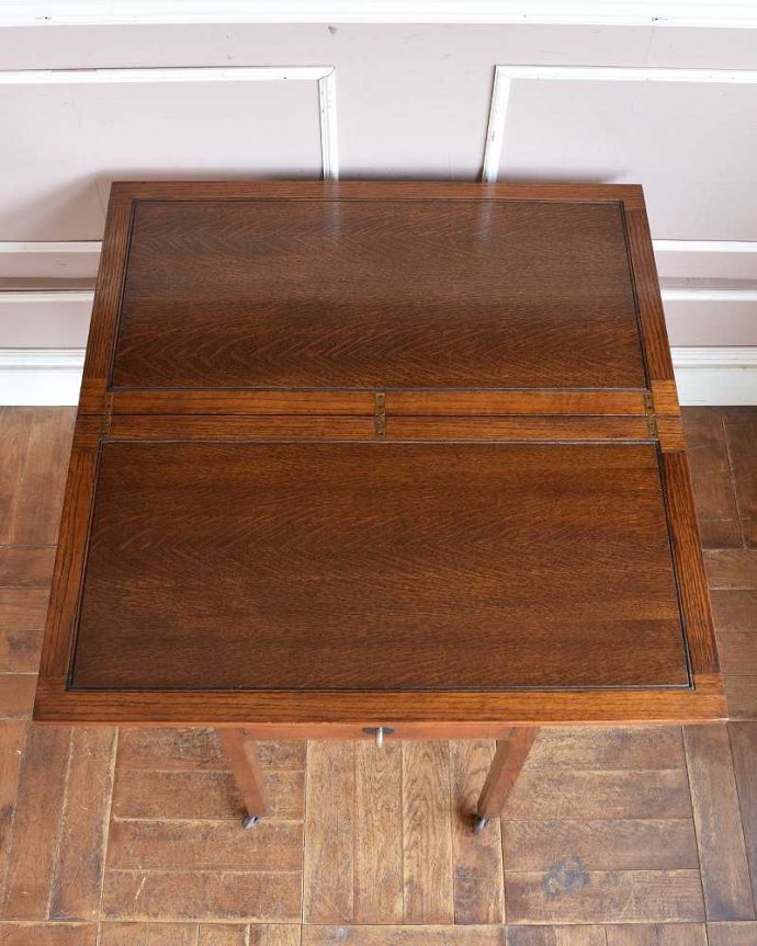 アンティークのテーブル　アンティーク家具　イギリス輸入のアンティーク家具、大きさが変えられて便利な伸張式テーブル（ベイキングテーブル）。天板もピカピカにお直ししました。(z-037-f)