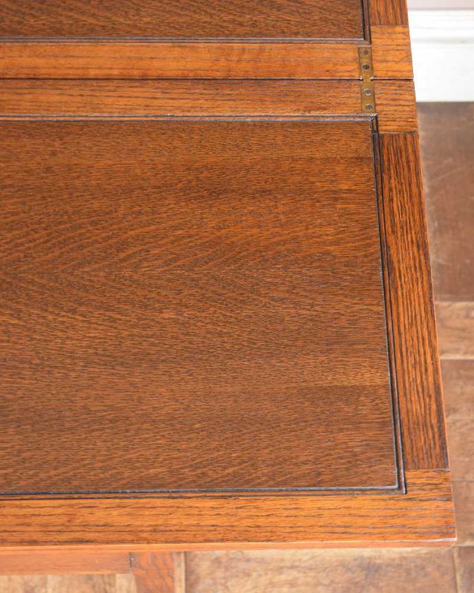 アンティークのテーブル　アンティーク家具　イギリス輸入のアンティーク家具、大きさが変えられて便利な伸張式テーブル（ベイキングテーブル）。シンプルな木目がカッコイイ天板を近くで見てみるとこんな感じ。(z-037-f)
