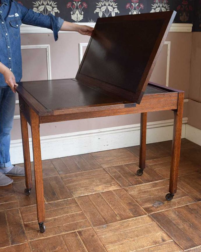 アンティークのテーブル　アンティーク家具　イギリス輸入のアンティーク家具、大きさが変えられて便利な伸張式テーブル（ベイキングテーブル）。あっという間にサイズ変更OK！あっという間に女性でもサイズを変えることが出来ます。(z-037-f)