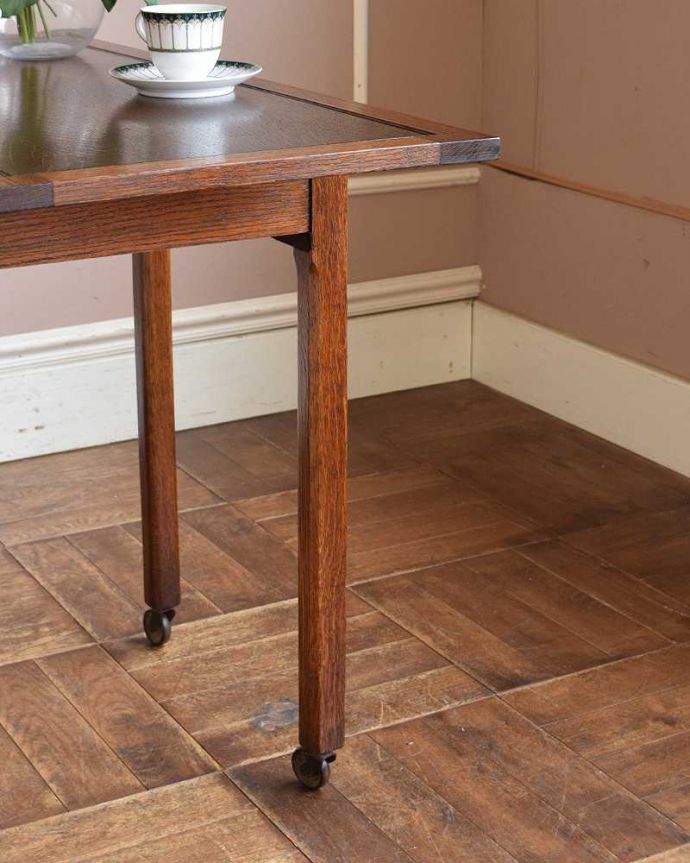 アンティークのテーブル　アンティーク家具　イギリス輸入のアンティーク家具、大きさが変えられて便利な伸張式テーブル（ベイキングテーブル）。脚先には･･･クルクル回転するキャスターが付いています。(z-037-f)