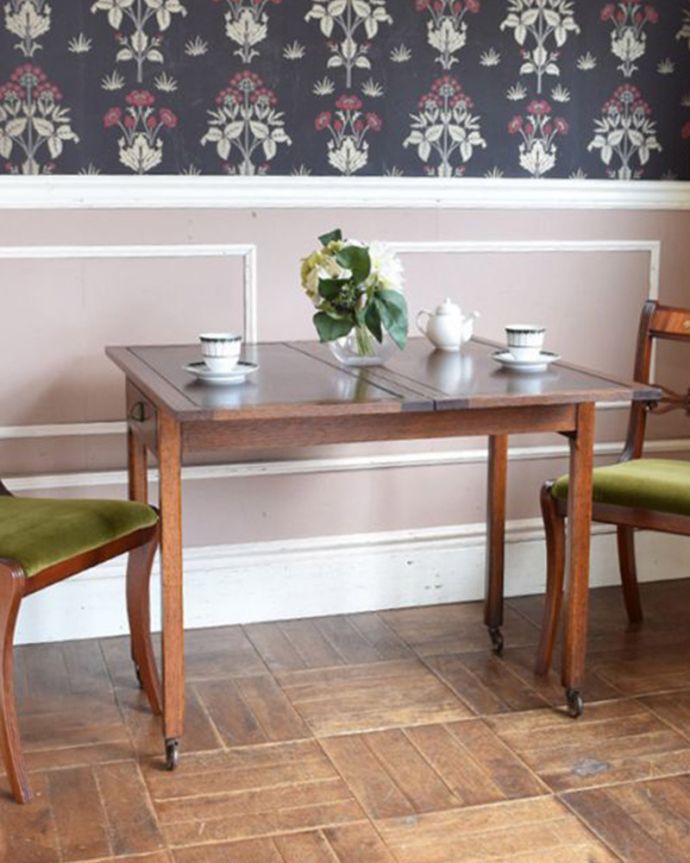 アンティークのテーブル　アンティーク家具　イギリス輸入のアンティーク家具、大きさが変えられて便利な伸張式テーブル（ベイキングテーブル）。英国アンティークらしい優雅な佇まいにうっとりアンティークらしい上品な木目とデザインの美しさ。(z-037-f)