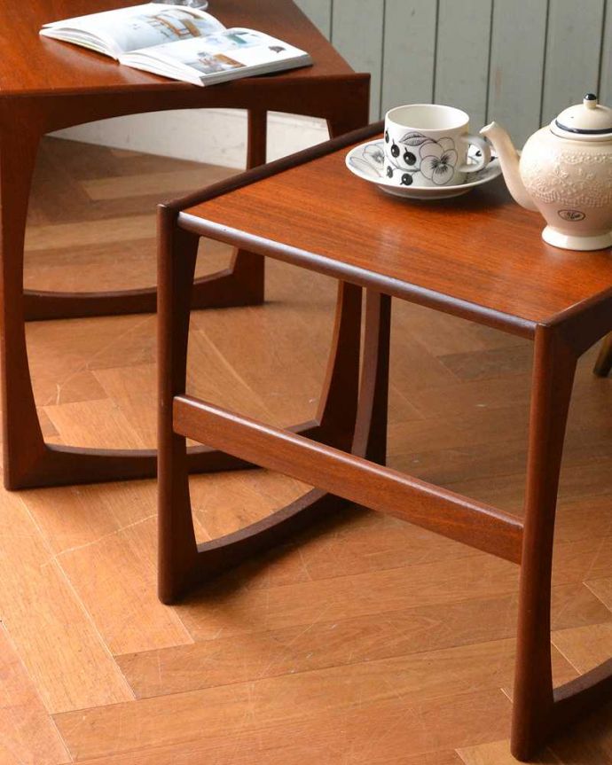 アンティークのテーブル　アンティーク家具　アンティークの北欧家具、カッコいいネストテーブル（Gプラン）。3つ一緒でも、1つずつでもOK使い方は自由自在のアンティーク。(z-039-f)