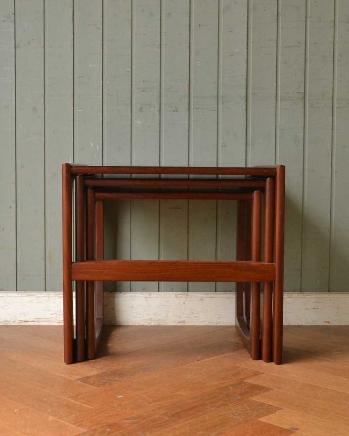 アンティークのテーブル　アンティーク家具　アンティークの北欧家具、カッコいいネストテーブル（Gプラン）。見る角度によって見え方が違います。(z-039-f)