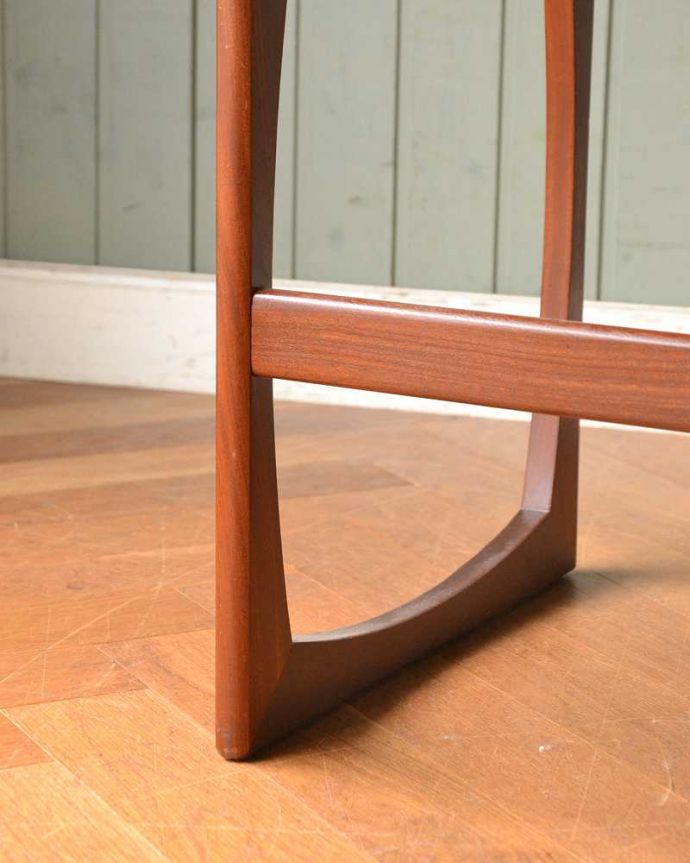 アンティークのテーブル　アンティーク家具　アンティークの北欧家具、カッコいいネストテーブル（Gプラン）。持ち上げなくても移動できます！Handleのアンティークは、脚の裏にフェルトキーパーをお付けしていますので、床を滑らせてれば移動が簡単です。(z-039-f)