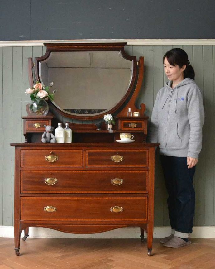 アンティークのドレッサー　アンティーク家具　クラシックな雰囲気のアンティーク英国家具、ドレッシングチェスト（鏡台）。大きな鏡を見る度に毎日が楽しくなるドレッシングチェストミラーが付いた女性のための家具ドレッシングチェスト。(z-040-f)