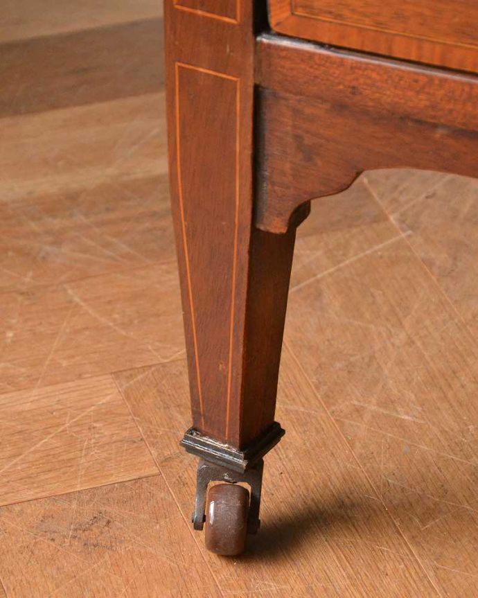 アンティークのドレッサー　アンティーク家具　クラシックな雰囲気のアンティーク英国家具、ドレッシングチェスト（鏡台）。脚先にはキャスター現代のプラスチックと比べると重厚なため動きはスムーズではありません。(z-040-f)