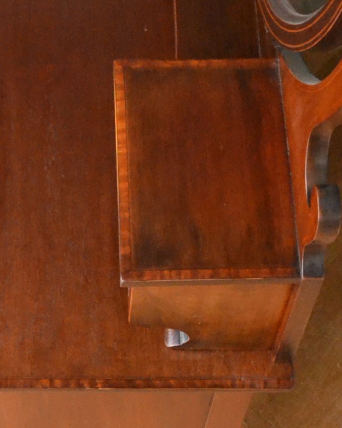 アンティークのドレッサー　アンティーク家具　クラシックな雰囲気のアンティーク英国家具、ドレッシングチェスト（鏡台）。昔の人の知恵ミラーの脇にある小さな台。(z-040-f)