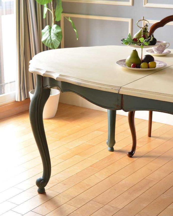 アンティークのテーブル　アンティーク風　ブルーのペイントで完璧仕上げ。アンティーク風のフレンチドローリーフテーブル。フランスアンティークのように美しい曲線まるでアンティークのようなデザインの美しさ。(z-041-f)