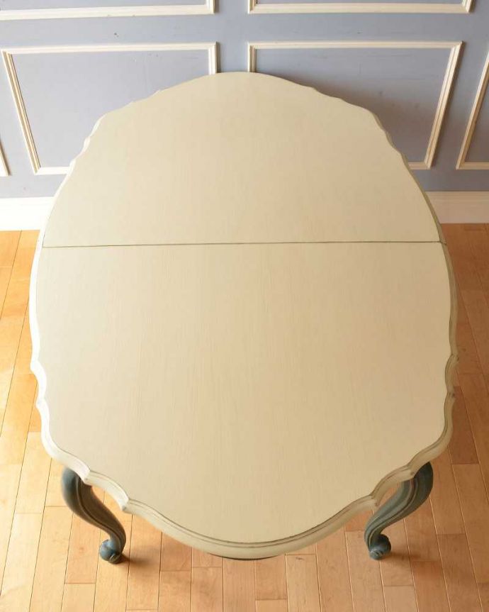 アンティークのテーブル　アンティーク風　ブルーのペイントで完璧仕上げ。アンティーク風のフレンチドローリーフテーブル。上から見るとこんな形天板を足す前はこんな形です。(z-041-f)