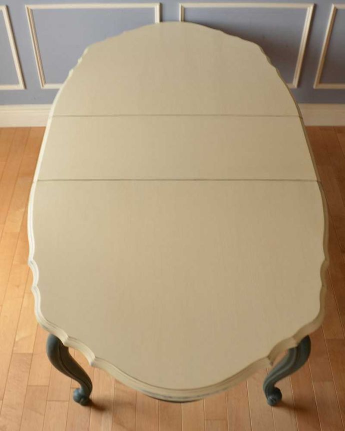 アンティークのテーブル　アンティーク風　ブルーのペイントで完璧仕上げ。アンティーク風のフレンチドローリーフテーブル。広げれば大人数で座れますやっぱりテーブルで一番気になる天板部分。(z-041-f)