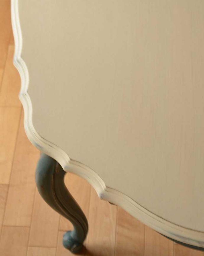 アンティークのテーブル　アンティーク風　ブルーのペイントで完璧仕上げ。アンティーク風のフレンチドローリーフテーブル。アンティーク屋のアンティーク塗装天板を近くで見てみるとこんな感じ。(z-041-f)