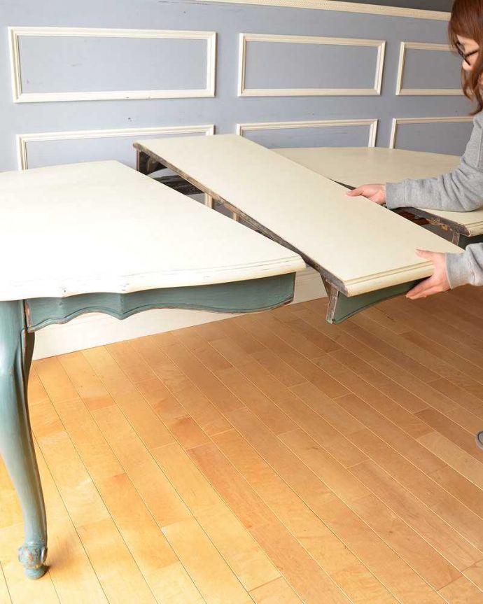 アンティークのテーブル　アンティーク風　ブルーのペイントで完璧仕上げ。アンティーク風のフレンチドローリーフテーブル。あっという間にサイズ変更OK！天板の真ん中に天板を足すだけ。(z-041-f)