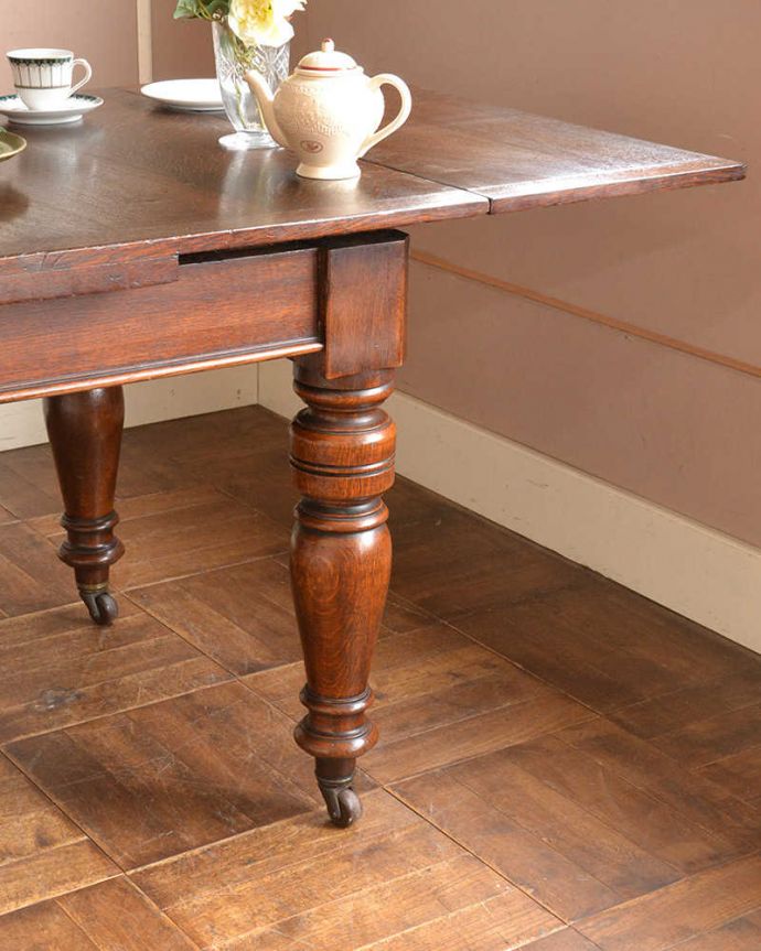 アンティークのテーブル　アンティーク家具　アンティーク英国家具、キャスター付きのオーク材のドローリーフテーブル（伸張式テーブル）。やっぱり目が行く重厚なデザインの脚重厚な雰囲気のどっしりとした美しい脚が一番の特長。(z-042-f)