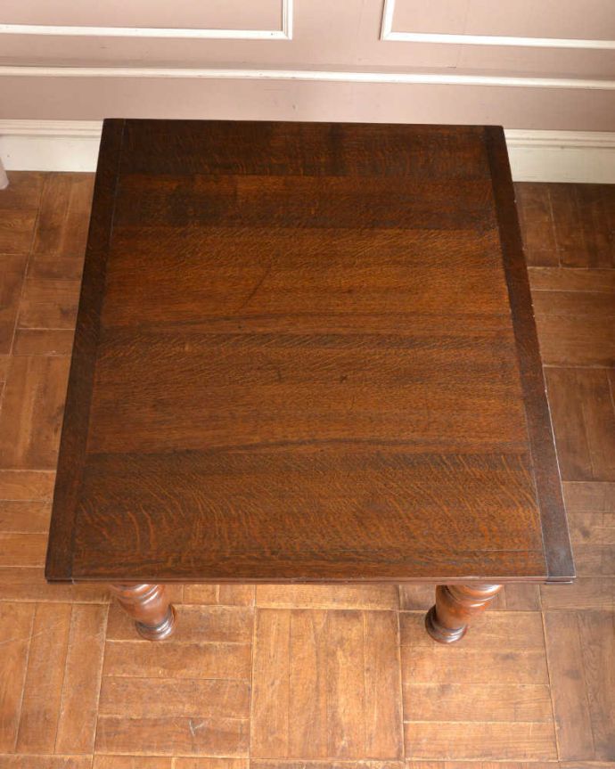 アンティークのテーブル　アンティーク家具　アンティーク英国家具、キャスター付きのオーク材のドローリーフテーブル（伸張式テーブル）。上から見るとこんな形リーフを開く前はこんな形です。(z-042-f)