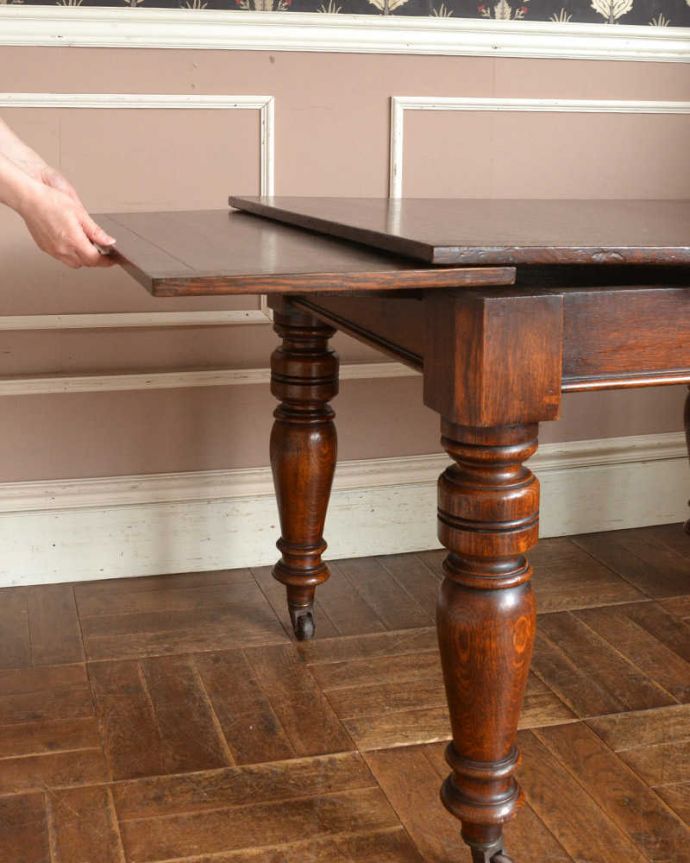 アンティークのテーブル　アンティーク家具　アンティーク英国家具、キャスター付きのオーク材のドローリーフテーブル（伸張式テーブル）。誰でもカンタン！引っ張るだけでOK。(z-042-f)