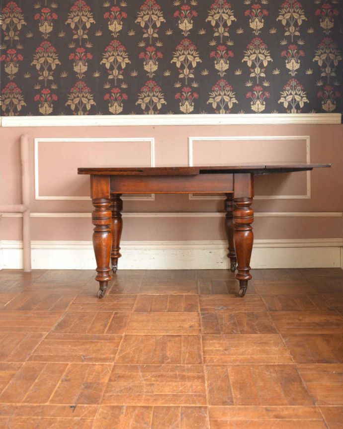 アンティークのテーブル　アンティーク家具　アンティーク英国家具、キャスター付きのオーク材のドローリーフテーブル（伸張式テーブル）。片方だけ開いてもOK片方のリーフだけを開くとこんな感じ。(z-042-f)
