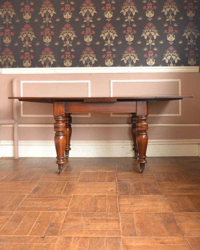 アンティークのテーブル　アンティーク家具　アンティーク英国家具、キャスター付きのオーク材のドローリーフテーブル（伸張式テーブル）。両方開くと大きなサイズ！家族が増えた時やみんなが集まった時、両方のリーフを開けば大きなサイズに。(z-042-f)