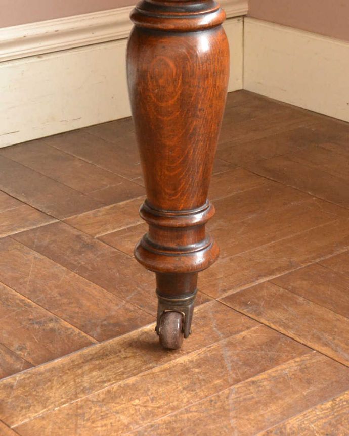 アンティークのテーブル　アンティーク家具　アンティーク英国家具、キャスター付きのオーク材のドローリーフテーブル（伸張式テーブル）。女性1人でラクラク運べちゃうんですキャスター付きの脚。(z-042-f)