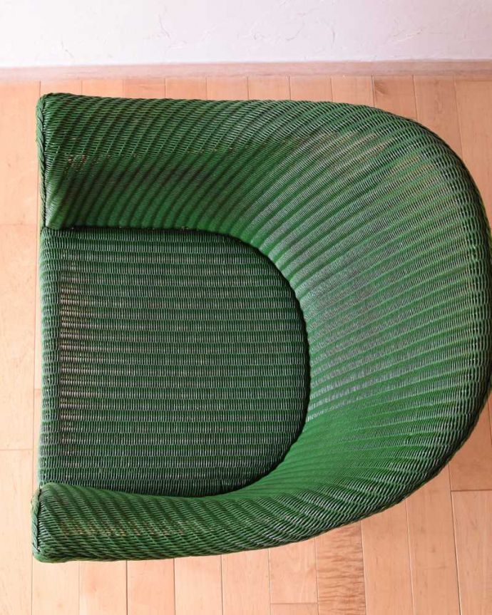 ロイドルーム　アンティーク チェア　大人のグリーン色のアンティークチェア、ゆったりと過ごせるロイドルームチェア。しっかり編み込まれているので座り心地抜群です座面は広々していて、キレイにペイントされています。(z-043-c)