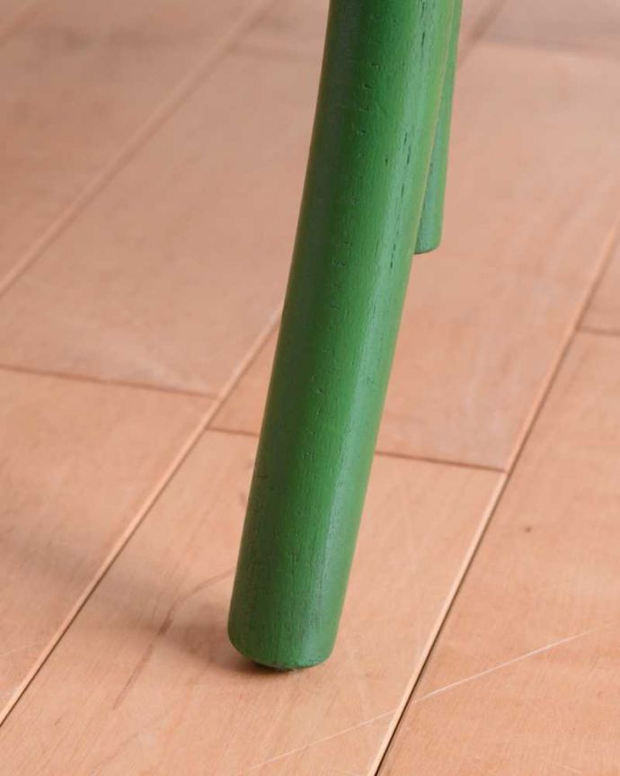 ロイドルーム　アンティーク チェア　大人のグリーン色のアンティークチェア、ゆったりと過ごせるロイドルームチェア。床を滑らせて移動出来ますHandleではアンティークチェアの脚の裏にフェルトキーパーをお付けしています。(z-043-c)