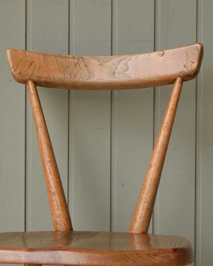 アーコールの家具　アンティーク チェア　人気の北欧ヴィンテージ家具、アーコール シングルバックチェア（スタッキングチェア） 。シンプルな1本ラインの背もたれ学校用の椅子なので、余計な装飾が全くないシンプルさが一番のポイント。(z-045-c)