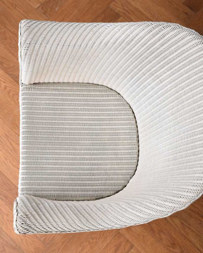 ロイドルーム　アンティーク チェア　紙とワイヤーで造り出されたアンティークの椅子、ゆったりと過ごせるロイドルームチェア。しっかり編み込まれているので座り心地抜群です座面は広々していて、キレイにペイントされています。(z-046-c)