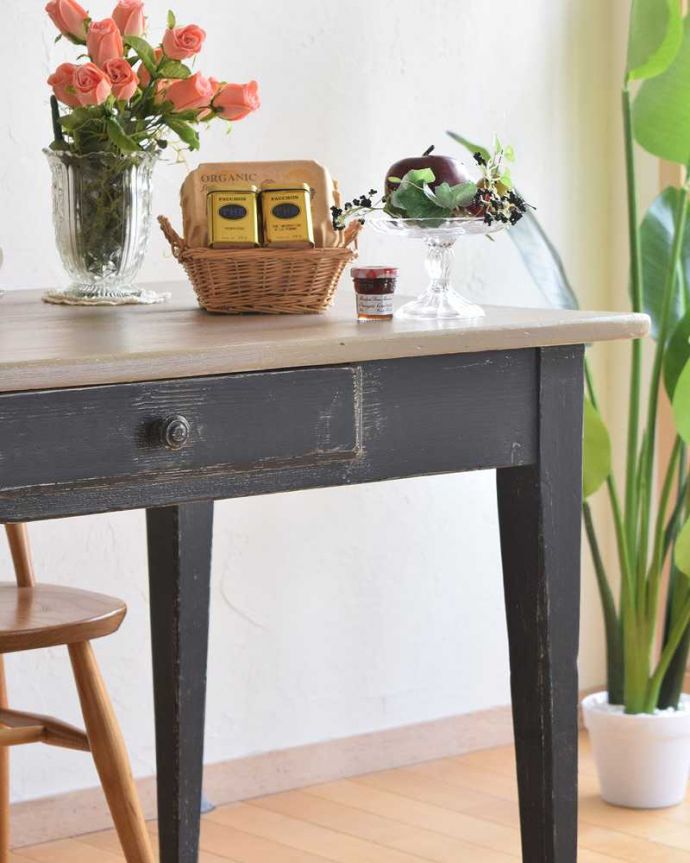 アンティークのテーブル　アンティーク家具　2トーンカラーが可愛い、引き出し付きの英国アンティークテーブル。アンティークらしい色使いペイントの家具はお部屋の挿し色に。(z-046-f)
