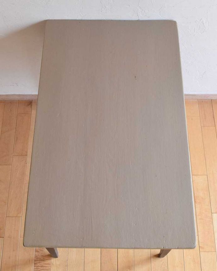 アンティークのテーブル　アンティーク家具　2トーンカラーが可愛い、引き出し付きの英国アンティークテーブル。天板もキレイに修復しましたテーブルの主役はやっぱり天板。(z-046-f)